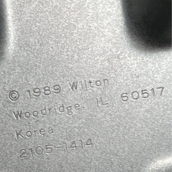 1989 Wilton Shamrock Cake Pan With Heart Sections 2105-1414 Aluminum Bakeware - Picture 2 of 3